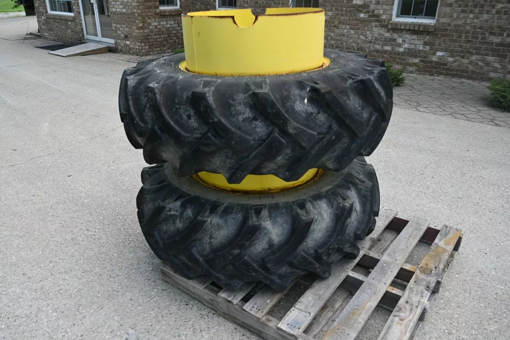T-Rail Dual Setw/13.6-24 Tires